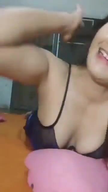Em gái gọi tâm sự gạ trai vú to mặt dâm